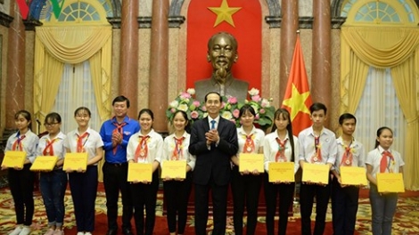 Chủ tịch nước Trần Đại Quang gặp mặt đoàn đại biểu thiếu nhi tham dự Liên hoan Chỉ huy Đội giỏi toàn quốc lần thứ ba năm nay (Thời sự trưa 10/8/2018)
