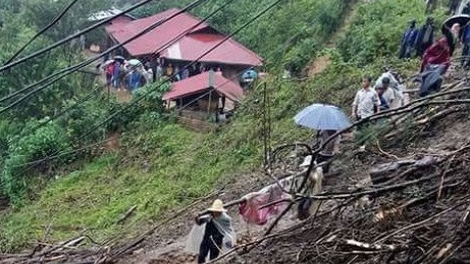 Do mưa lớn kéo dài, chiều nay tại 2 xã Mù Sang và Vàng Ma Chải của huyện Phong Thổ, Lai Châu xảy ra sạt lở đất khiến 6 người tử vong (Thời sự đêm 3/8/2018)