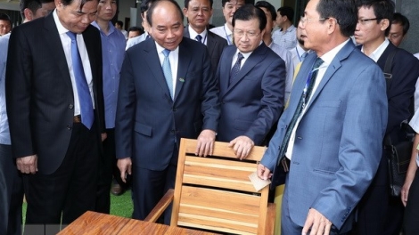 Thủ tướng Nguyễn Xuân Phúc yêu cầu trong 10 năm tới, ngành chế biến gỗ và lâm sản xuất khẩu Việt Nam phải trở thành một ngành mũi nhọn trong sản xuất, xuất khẩu của nền kinh tế quốc dân (Thời sự chiều 8/8/2018)