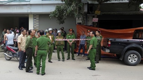 Cơ quan công an tỉnh Điện Biên khởi tố vụ án “Giết người” và “Tàng trữ, sử dụng trái phép vũ khí quân dụng” trong vụ trọng án khiến 3 người tử vong vào sáng nay (Thời sự đêm 15/8/2018)
