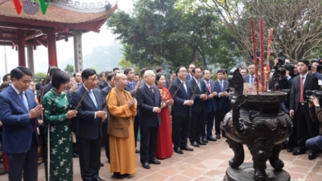 Tổng Bí thư, Chủ tịch nước Nguyễn Phú Trọng và kiều bào thả cá chép tiễn ông Công, ông Táo (Thời sự chiều 26/1/2019)