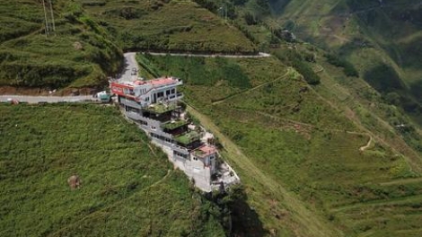 Cần truy trách nhiệm của chính quyền địa phương và các cơ quan chức năng khi để chủ đầu tư xây dựng nhà hàng không phép trên đèo Mã Pì Lèng, tỉnh Hà Giang (6/10/2019)