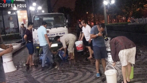 Người dân cần phải làm gì sau khuyến cáo của Hà Nội về không sử dụng nước sạch sông Đà nấu ăn, uống? (17/10/2019)