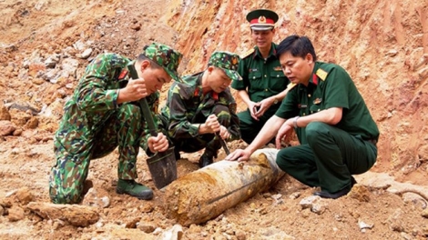 THỜI SỰ 21H30 ĐÊM 7/10/2019: Bộ chỉ huy quân sự tỉnh Quảng Ninh di dời thành công quả bom nặng hơn 100kg được phát hiện tại công trình xây dựng nhà dân ngay trung tâm thành phố Hạ Long.