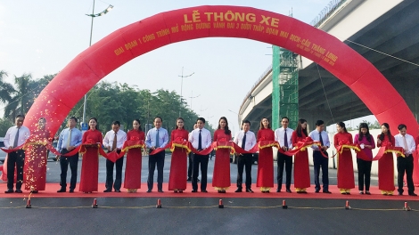 THỜI SỰ 12H TRƯA 10/10/2019: Kỷ niệm 65 Ngày Giải phóng Thủ đô, sáng nay, Hà Nội tổ chức Lễ thông xe giai đoạn 1 công trình mở rộng đường Vành đai 3 dưới thấp, đoạn Mai Dịch - Cầu Thăng Long.