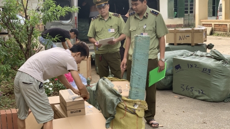 Lạng Sơn thu giữ hàng trăm chai nước hoa không nhãn hiệu (4/10/2019)