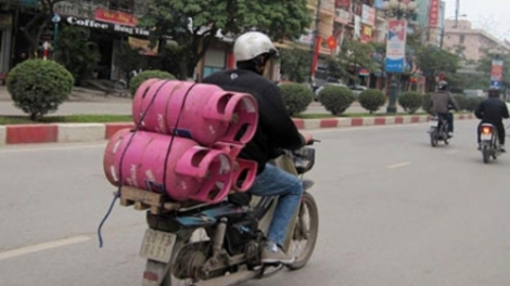 Làm thế nào để siết chặt tình trạng xe máy chở bình gas lưu thông trên phố? (21/11/2019)