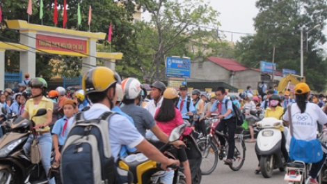 Giải pháp nào để giảm bớt nguy cơ mất an toàn giao thông ở cổng trường học? (12/11/2019)