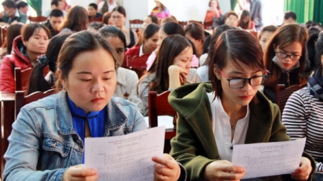 THỜI SỰ 12H TRƯA 23/11/2019: Tỉnh Bình Định vừa quyết định dừng thi tuyển để đặc cách tuyển dụng giáo viên đã có hợp đồng lao động và đóng Bảo hiểm xã hội trong tỉnh, theo hướng dẫn của Bộ Nội vụ.