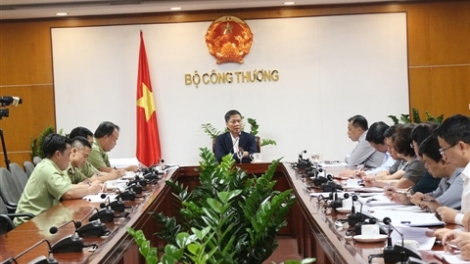 Bộ trưởng Bộ Công thương làm việc với Tổng cục Quản lý thị trường về chống buôn lậu, gian lận thương mại và hàng giả (14/11/2019)
