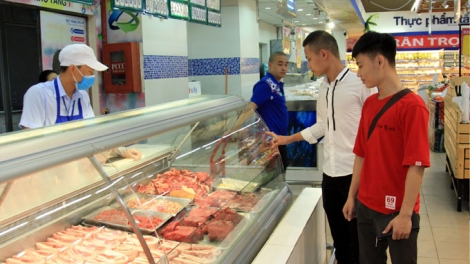 Nhiều cửa hàng, siêu thị bình ổn giá thịt lợn không tăng theo thị trường (7/11/2019)