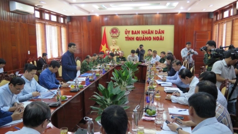 THỜI SỰ 12H00 TRƯA 9/11/2019: Bão số 6 đã di chuyển nhanh, khó lường, hướng vào các tỉnh Nam Trung bộ, từ Quảng Ngãi đến Khánh Hòa với sức gió mạnh nhất vùng gần tâm bão mạnh cấp 11-12 (tức là từ 100 đến 135km một giờ), giật cấp 15, sóng biển cao từ 7 đến 8 mét. Phó Thủ tướng Trịnh Đình Dũng và Bộ trưởng Bộ Nông nghiệp và Phát triển Nông thôn Nguyễn Xuân Cường trực tiếp đi kiểm tra công tác phòng chống bão tại các tỉnh Miền Trung