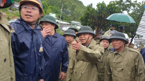 THỜI SỰ 18H00 CHIỀU 10/11/2019: Bão số 6 dự kiến sẽ đổ bộ vào đất liền các tỉnh Bình Định, Phú Yên, Khánh Hòa đêm nay, rạng sáng mai với sức gió mạnh cấp 8 - 9, giật cấp 11. Nhiều nơi đã có mưa lớn. Các địa phương gấp rút triển khai phương án ứng phó trước giờ bão  đổ bộ, hoàn thành di dời hàng chục ngàn hộ dân tới nơi an toàn