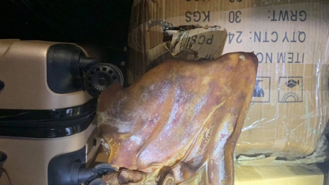 Quảng Ninh: Phát hiện hơn 1 tấn tai lợn, lòng lợn khô không rõ nguồn gốc trên xe khách (26/12/2019)