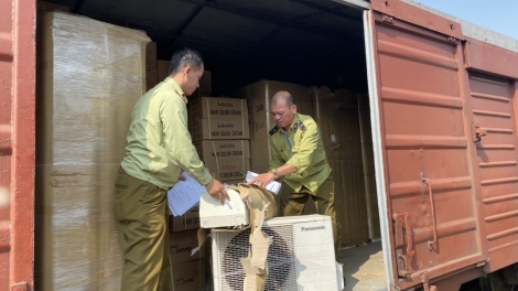 Quản lý thị trường Hà Nội: Phát hiện hàng trăm cục điều hòa, tủ lạnh trên toa tàu hoả có dấu hiệu nhập lậu (5/12/2019)
