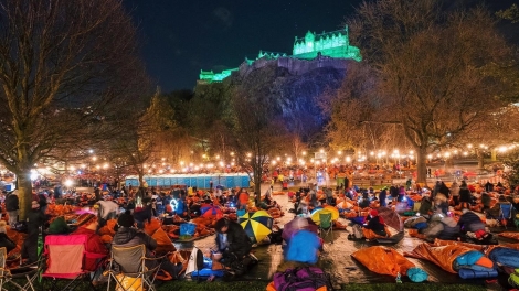 Hàng nghìn người ở Anh và Mỹ ngủ ngoài trời trong chiến dịch thường niên "The World's Big Sleep Out" để ủng hộ người vô gia cư và di cư trên toàn thế giới (11/12/2019)