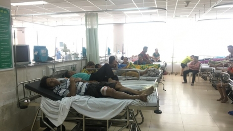 Tại Bà Rịa - Vũng Tàu, xe khách lật trên Quốc lộ 51, gần 20 người nhập viện (Thời sự trưa 3/2/2019)
