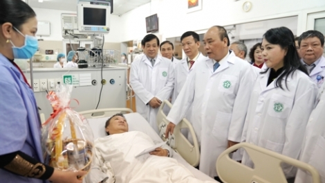Thủ tướng Nguyễn Xuân Phúc thăm Bệnh viện Bạch Mai, dự Lễ phát động phong trào thi đua yêu nước và đón nhận các danh hiệu cao quý của Đảng, Nhà nước và Chính phủ của đơn vị (Thời sự trưa 26/2/2019)