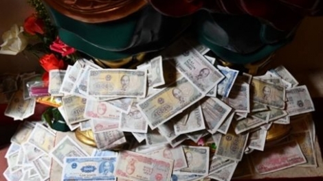 Rải tiền lẻ khi đi lễ chùa, văn hóa hay lãng phí? (18/2/2019)