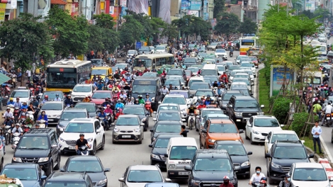 Nghỉ Tết, người dân đổ dồn trên những tuyến đường về quê khiến các hướng ra vào Hà Nội và thành phố Hồ Chí Minh bị ùn tắc kéo dài. Tuy vậy, tại các bến xe tương đối vắng, nhiều xe xuất bến trong tình trạng ế khách (Thời sự chiều 2/2/2019)