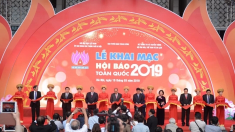 Dự và phát biểu khai mạc Hội báo toàn quốc năm 2019, Thủ tướng Nguyễn Xuân Phúc mong báo chí chú trọng tuyên truyền những mặt tích cực, góp phần lan tỏa những giá trị tốt đẹp, tạo niềm tin, lạc quan trong xã hội (Thời sự trưa 15/3/2019)