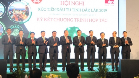 40 dự án với tổng vốn đầu tư hơn 70 nghìn tỷ đồng đã được tỉnh Đăk Lăk trao giấy chứng nhận cho các nhà đầu tư tại Hội nghị xúc tiến đầu tư diễn ra vào sáng nay (Thời sự chiều 10/3/2019)