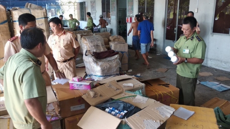 Vĩnh Long thu giữ hơn 300 thùng mỹ phẩm, thuốc đông dược nhập lậu (5/3/2019)