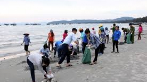 Thanh niên huyện đảo Cô tô tích cực chung tay vệ sinh môi trường biển (26/3/2019)