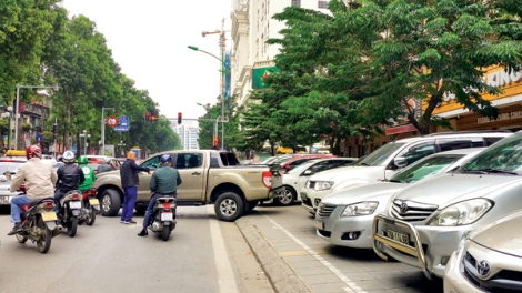 Thiếu bãi đỗ xe ô tô – Một trong những nguyên nhân gây ùn tắc giao thông (5/4/2019)