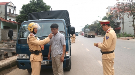 Công an các địa phương tăng cường lực lượng kiểm tra, xử lý lái xe vi phạm an toàn giao thông, đặc biệt là lỗi tốc độ và có nồng độ cồn (Thời sự trưa 27/4/2019)