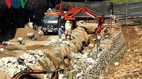 Nhiều ý kiến lo ngại khi một phần kè dọc Hộ Thành Hào, thuộc dự án Bảo tồn, tu bổ và tôn tạo mặt Nam của Kinh thành Huế được dỡ bỏ và xây lại kè mới (Thời sự chiều 15/4/2019)