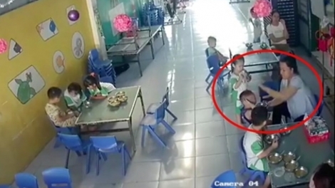 Cục Trẻ em yêu cầu xử lý nghiêm vụ bảo mẫu đánh liên tiếp vào đầu trẻ ở Long An (Thời sự đêm 29/4/2019)