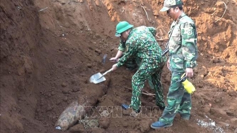Quảng Trị xử lý an toàn quả bom nặng 240kg ở ngay trong khu vực trường học (Thời sự chiều 7/4/2019)