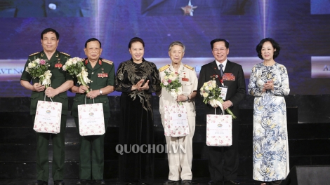 Chương trình “ Tri ân đồng đội” do Hội Cựu chiến binh Việt Nam tổ chức tối qua trao hơn 320 tỷ đồng cho các hoạt động đền ơn đáp nghĩa (Thời sự trưa 28/4/2019)