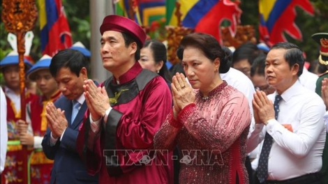 Hôm nay, ngày mùng 10 tháng 3 năm Kỷ Hợi - ngày chính giỗ quốc tổ Vua Hùng, tại điện Kính Thiên trên đỉnh Nghĩa Lĩnh. Chủ tịch Quốc hội Nguyễn Thị Kim Ngân tham dự buổi lễ dâng hương tưởng niệm các vua Hùng (Thời sự trưa 14/4/2019)