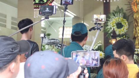 Một bộ phận người dân có vấn đề trong văn hóa ứng xử khi livestream hình ảnh trong đám tang (16/4/2019)