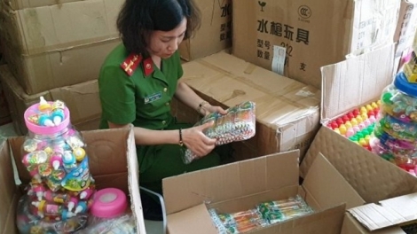 Hà Nội: Phát hiện hơn 5 tấn bánh kẹo và nhiều đồ chơi không rõ nguồn gốc (23/4/2019)