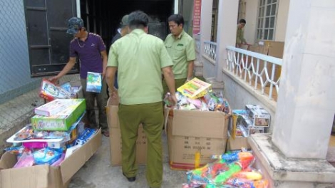 Hà Tĩnh thu giữ gần 1 tấn đồ chơi và kẹo không nguồn gốc xuất xứ (31/5/2019)