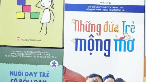 Ra mắt bộ sách dành cho trẻ tự kỷ, nhằm giúp phụ huynh có những kỹ năng cơ bản nhất để hướng dẫn, giáo dục trẻ tại nhà (22/5/2019)