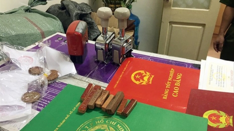 THỜI SỰ 12H TRƯA 4/5/2019: Phát hiện đường dây mua bán bằng giả quy mô lớn, trong đó có nhiều cán bộ, quan chức.