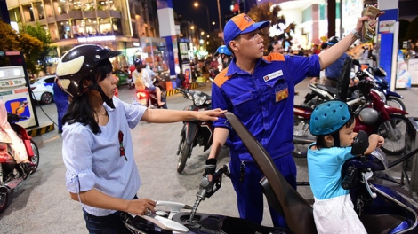 THỜI SỰ 12H TRƯA 17/5/2019: Cử tri kiến nghị Quốc hội và Chính phủ có chính sách, điều hành hợp lý hai mặt hàng thiết yếu là điện và xăng, dầu.