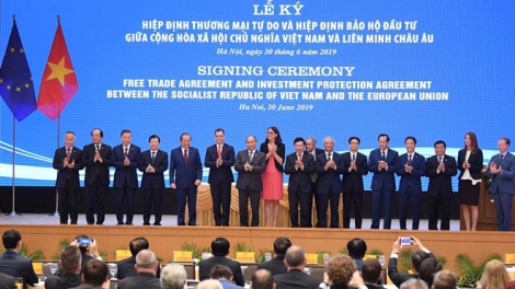 THỜI SỰ 18H 30/6/2019: Hiệp định Thương mại tự do và Hiệp định bảo hộ đầu tư giữa Việt Nam và Liên minh Châu Âu đã chính thức được đại diện 2 bên ký kết chiều nay tại Hà Nội trước sự chứng kiến của Thủ tướng Nguyễn Xuân Phúc.
