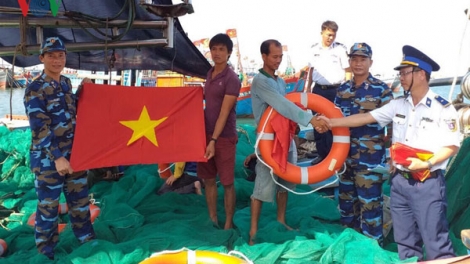 Vùng Cảnh sát biển 2 sẵn sàng vượt hiểm nguy hỗ trợ ngư dân vươn khơi (6/6/2019)
