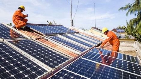 THỜI SỰ 18H 23/6/2019:  Trong bối cảnh nắng nóng đỉnh điểm, người tiêu dùng cả nước tiêu thụ điện đạt mức kỷ lục trong lịch sử, Nhà máy năng lượng mặt trời đầu tiên của Long An chính thức hoà lưới điện Quốc gia, cung cấp sản lượng điện 57 triệu kWh/năm.