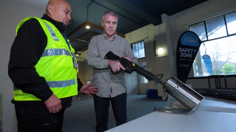 New Zealand: Người dân giao nộp súng cùng công cụ hỗ trợ cho cơ quan chức năng (22/7/2019)