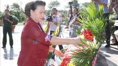 THỜI SỰ 12H TRƯA 22/7/2019: Chủ tịch Quốc hội Nguyễn Thị Kim Ngân dự Lễ trao bằng Tổ quốc ghi công và dâng hương tưởng niệm các anh hùng liệt sĩ tại tỉnh Vĩnh Long.