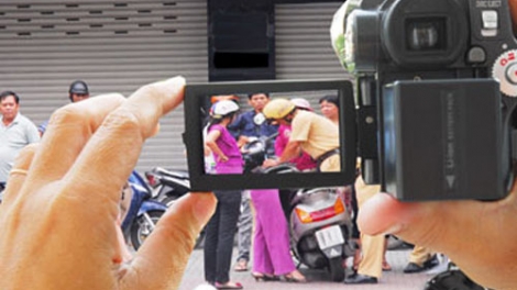 Không được quay phim, chụp ảnh cảnh sát giao thông khi đang làm nhiệm vụ: Có hạn chế quyền giám sát của người dân? (15/7/2019)
