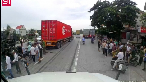 Tình trạng mất an toàn giao thông trên nhiều tuyến quốc lộ, bắt nguồn từ việc nhà dân xây sát đường và lấn chiếm hành lang an toàn giao thông (24/7/2019)