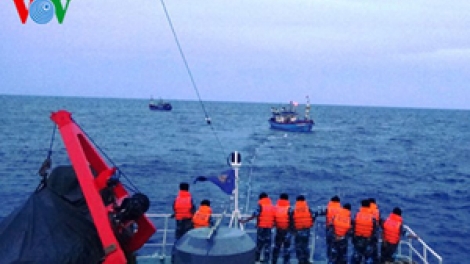 THỜI SỰ 21H30 ĐÊM 14/7/2019: Đã tiếp cận được tàu cá có 6 ngư dân bị trôi dạt gần nửa tháng nay tại vùng biển Hoàng Sa. Dự kiến, chiều tối ngày 16/7, các ngư dân sẽ về tới đất liền