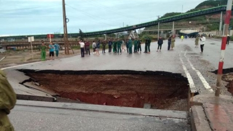 THỜI SỰ 18H NGÀY 4/7/2019: Hoàn lưu bão số 2 gây mưa to tại nhiều địa phương. Đã có 2 người chết do sạt đường tại Thanh Hóa.